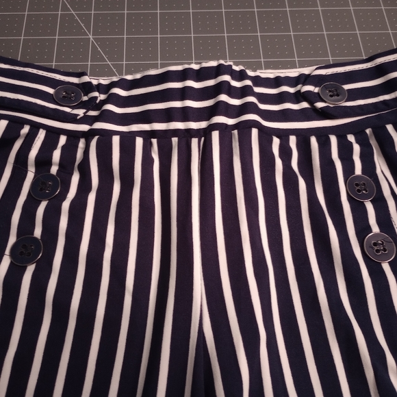 High waist stretchy Vintage style stripe shorts - Picture 2 of 4